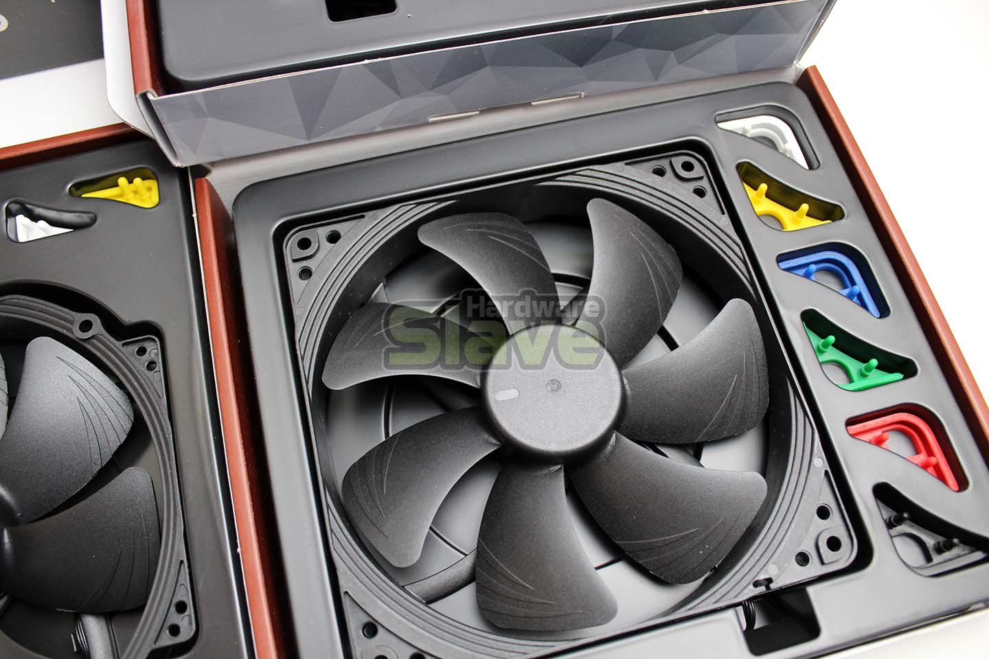 Noctua introduces chromax.black CPU coolers